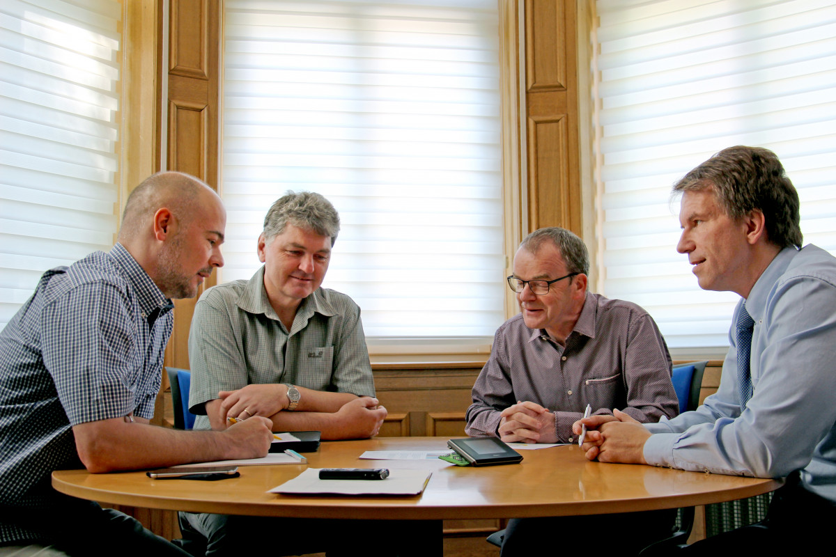 Die Werkbank ist für einmal rund: Sven Kugler, Rolf Bickel, Hansjörg Stucki und Jürg Feldmann.