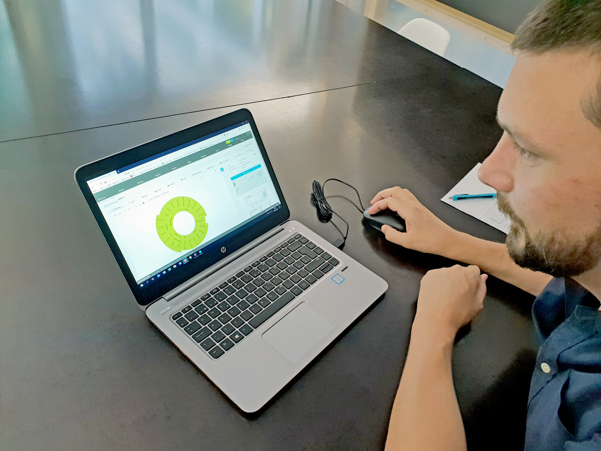 Mann und Laptop