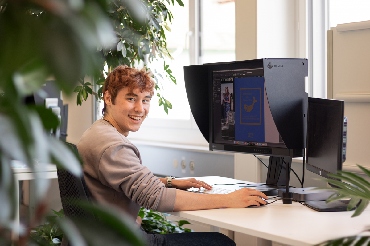 Lukas Buholzer sitzt an seinem Mac und produziert den Guide Fischelin. 