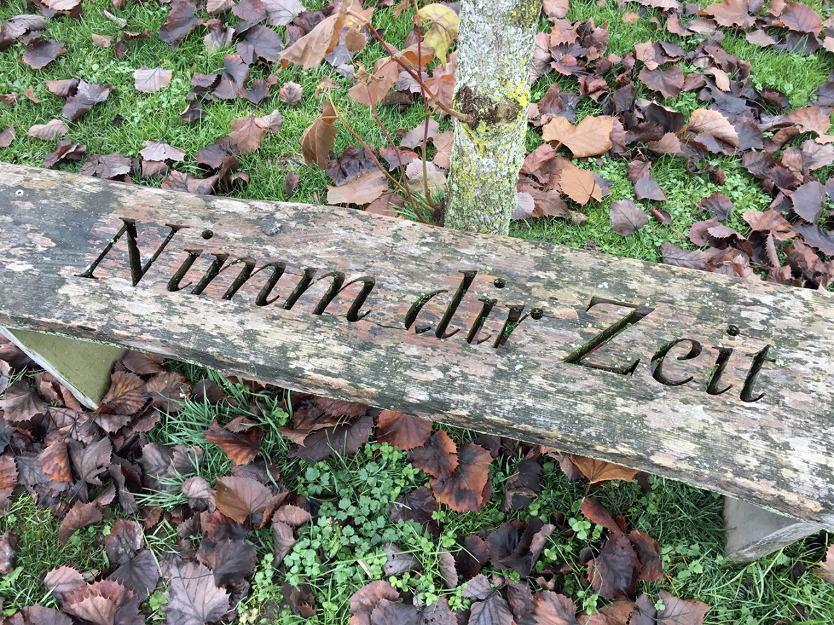 Eine Holzbank, auf der «Nimm dir Zeit» eingefräst ist.