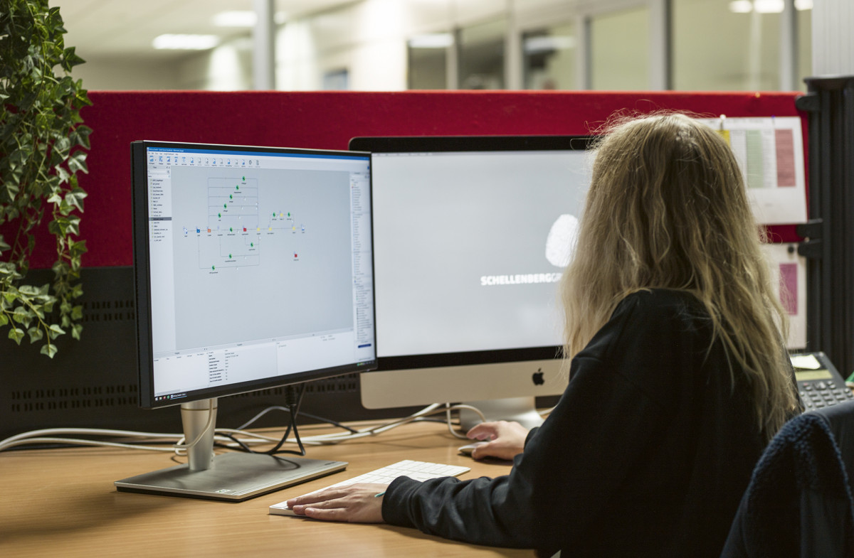 Frau sieht auf Monitor