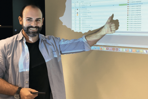 Manfred Wagner, Leiter Produktion und Technik beim RG Verlag in Wien, signalisiert mit «Daumen hoch!» seine Motivation auf dem Weg zum Gipfel.