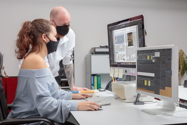 Zwei Mitarbeiter von Staffel Medien bei der Arbeit