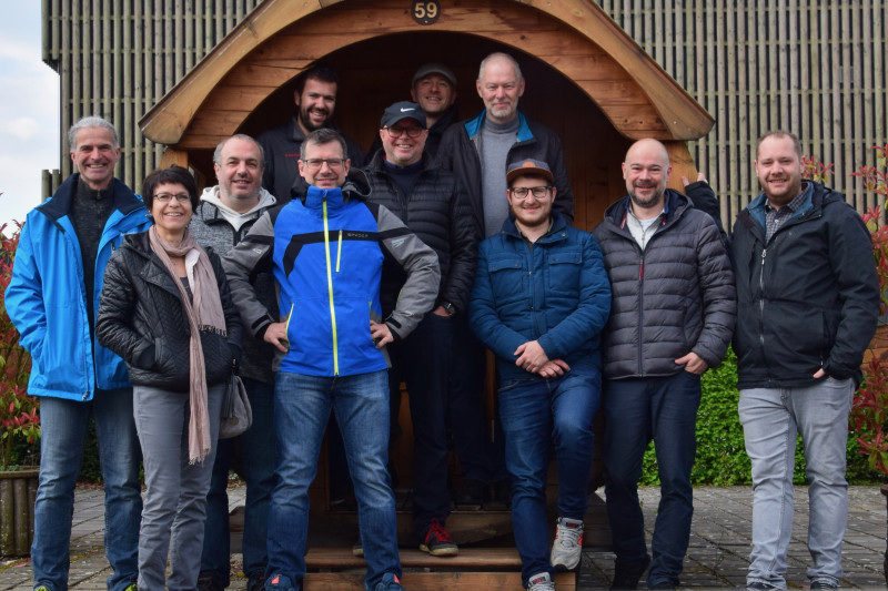 Das Topix-Team vor seinen Schlaf-Fässern.