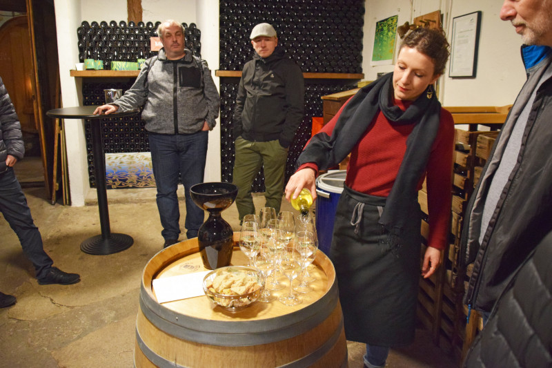 Anne-Claire Schott lässt uns ihre Weine degustieren