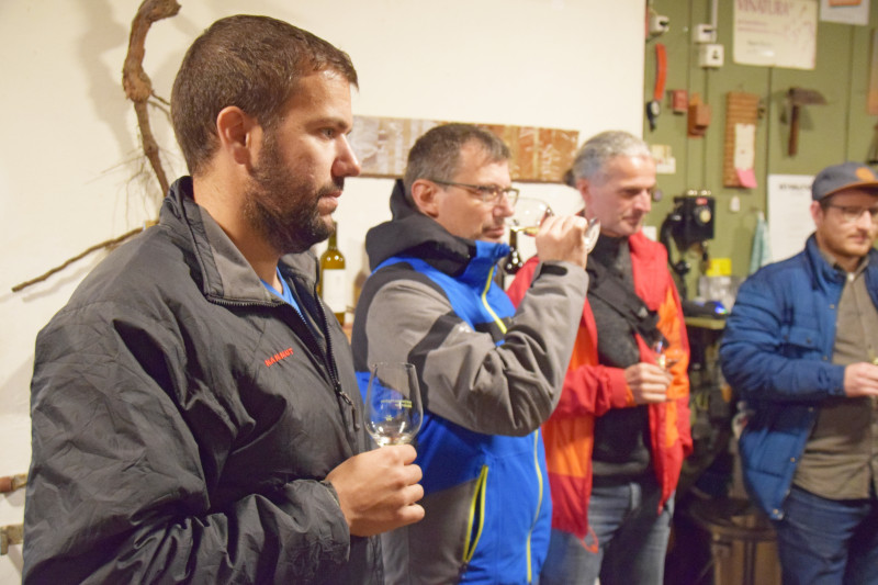 Das Topix-Team hört gespannt zu und degustiert.