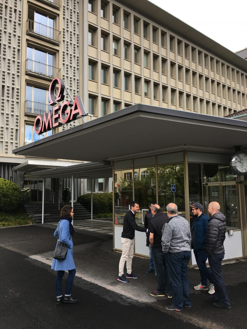Das Topix Team wird vor dem Haupteingang von OMEGA begrüsst
