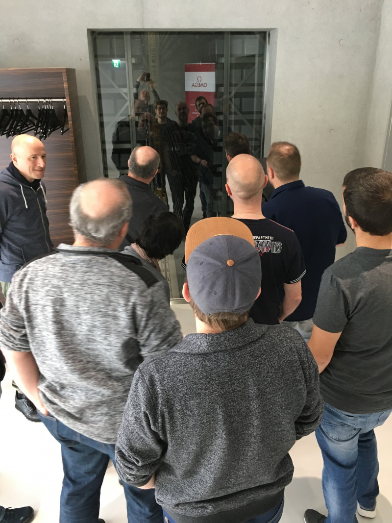 Das Topix-Team bestaunt das vollautomatische Hochregallager
