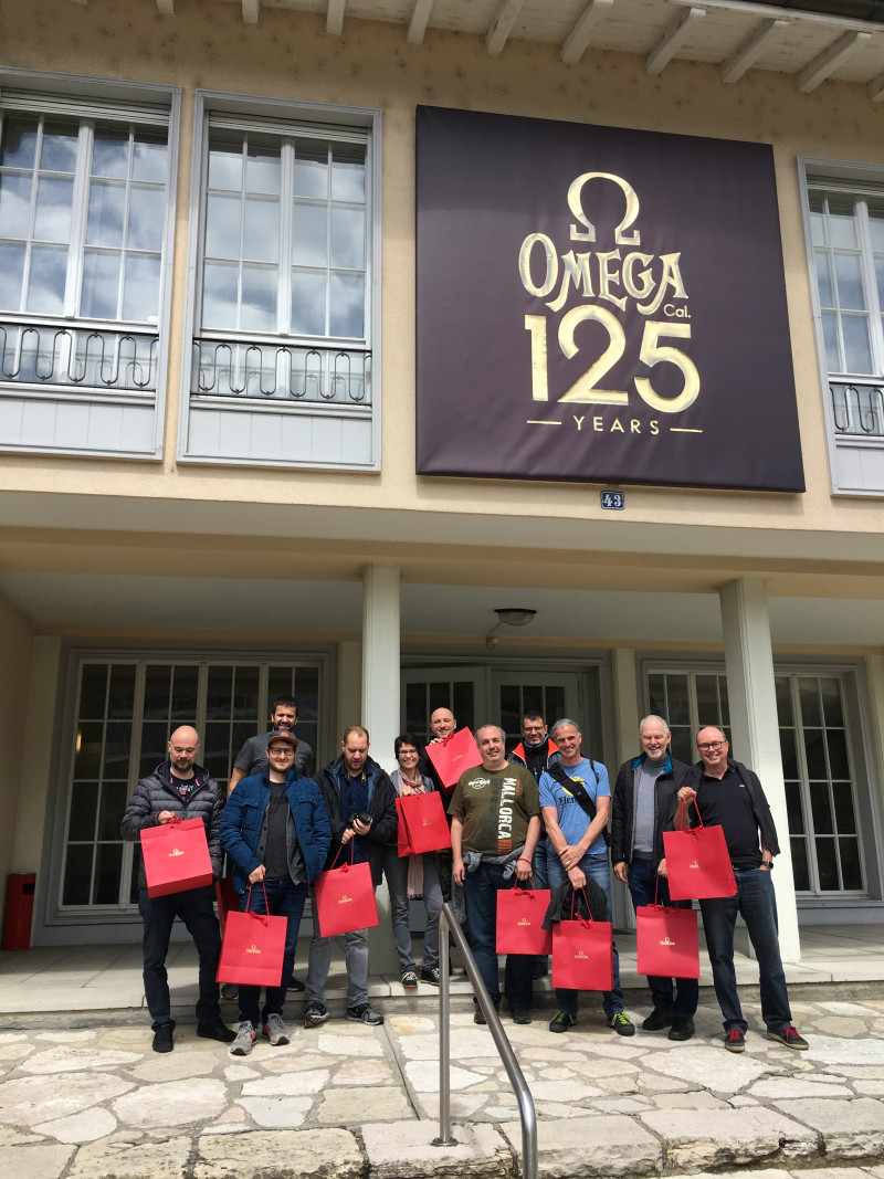 Das Topix-Team reicht beschenkt vor dem OMEGA Museum