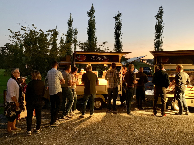 Verpflegung gibt es direkt aus dem beiden Piaggio-Kleinlastern
