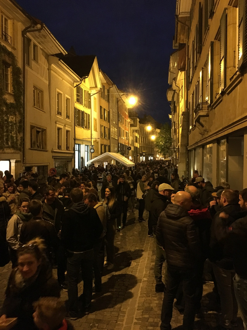 Tausende Leute sind unterwegs und das Topix-Team mittendrin
