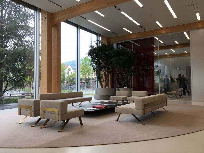 Im Foyer der OMEGA Fabrik