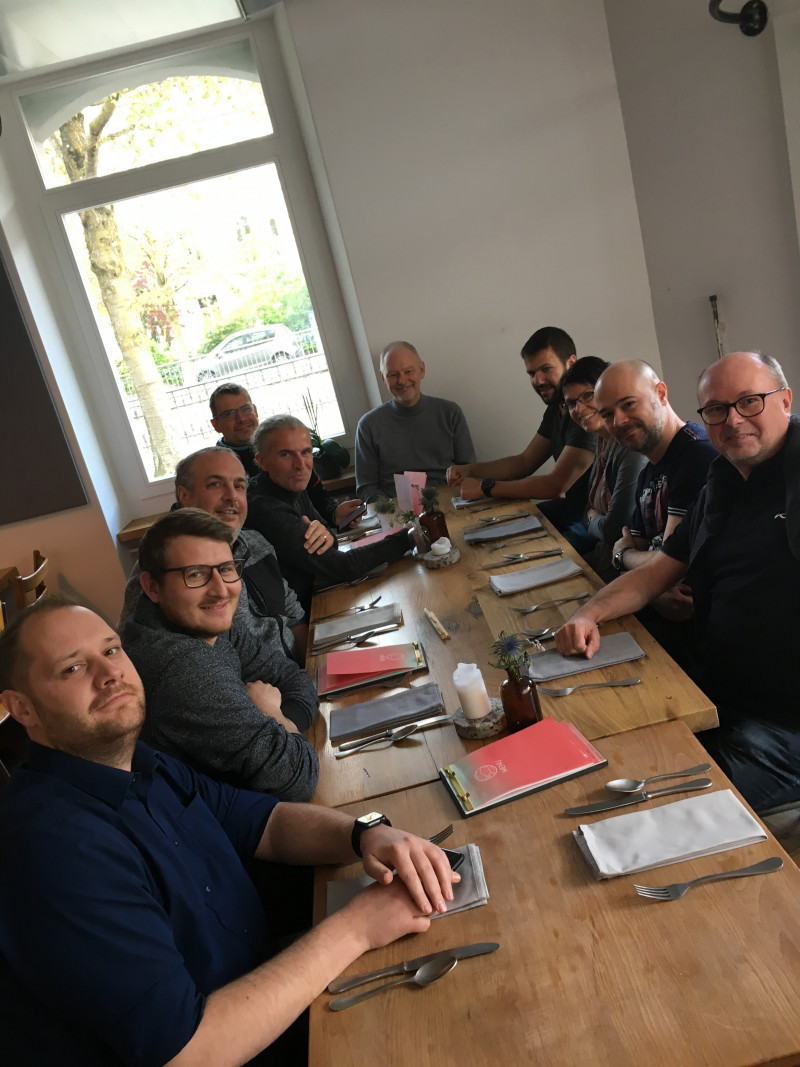 Das Topix-Team ist ganz gespannt was auf den Tisch kommt.