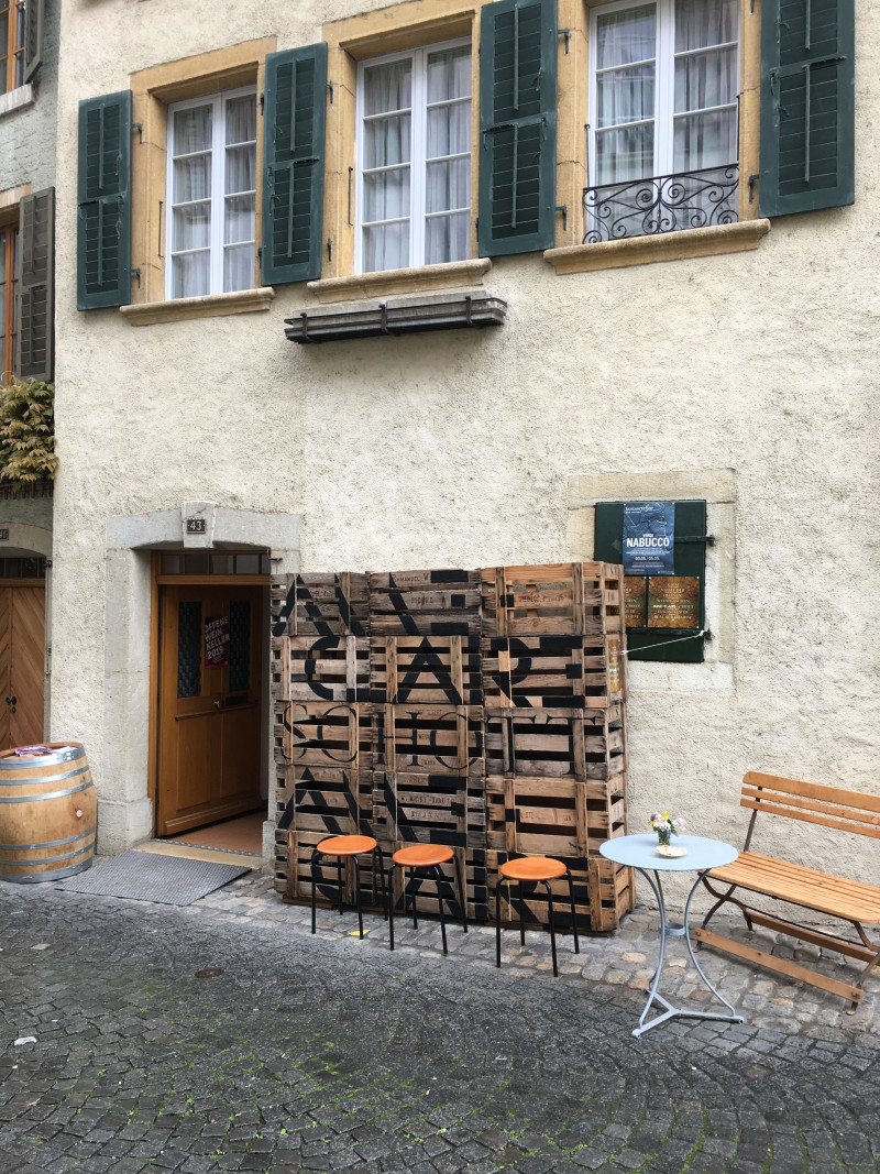 Vor der Weinkellerei Schott