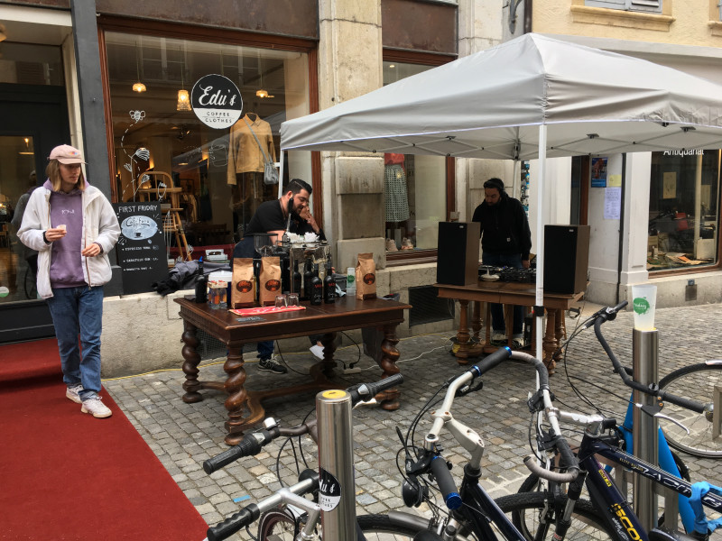 Kleider, Kaffee und DJ