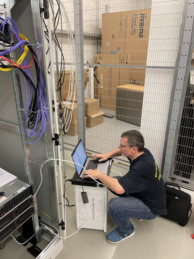 Dietmar programmiert die Netzwerk-Switches
