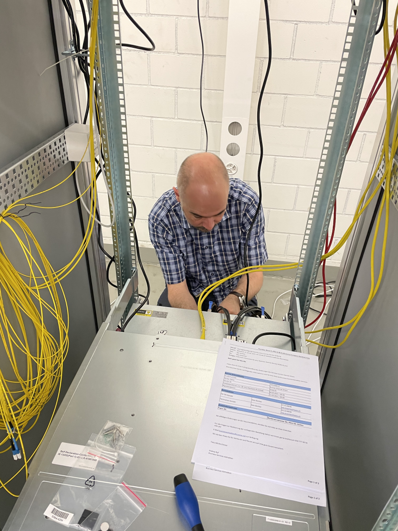 Sven sortiert die Kabel