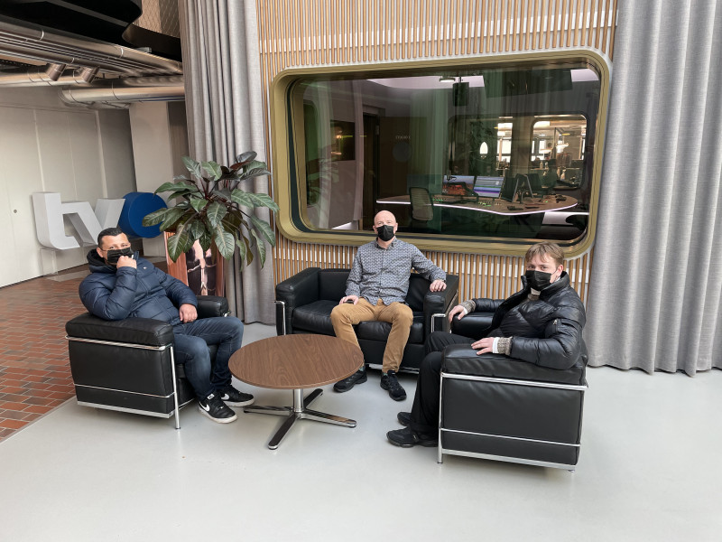 Armen, Fabio und Noel vor dem Radiostudio von FM1
