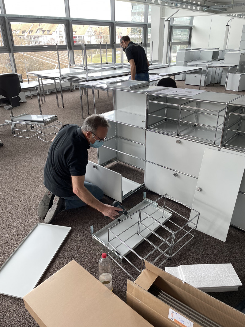 Die Herren von Domus bauen unsere bewährten USM Haller Möbel neu zusammen