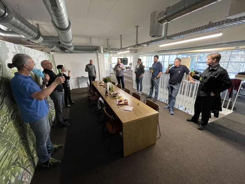 Beinahe das ganze Team beim ersten Apéro im neuen Büro – ausser denjenigen, die Hotline «feiern»