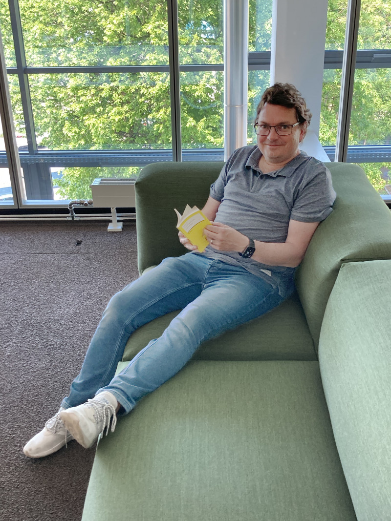Mann auf Sofa