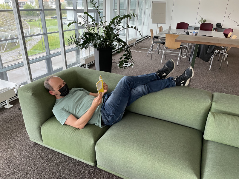 Mann auf Sofa