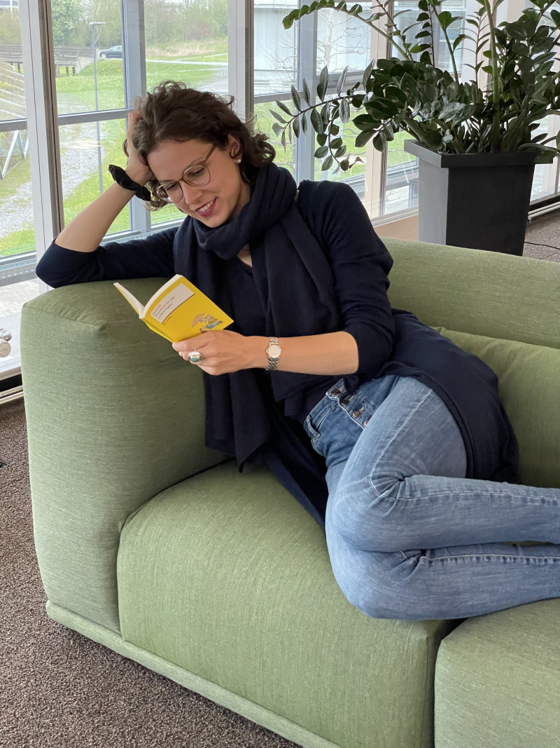 Frau auf Sofa