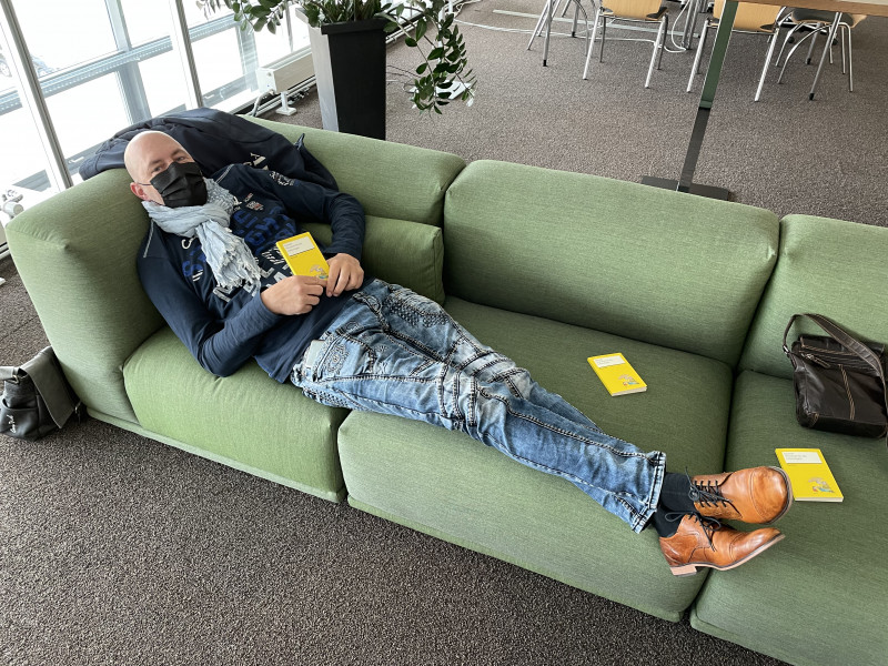 Mann auf Sofa