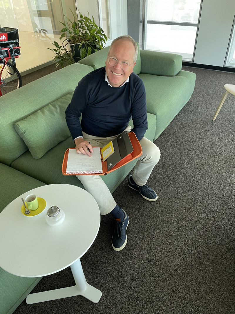 Mann auf Sofa