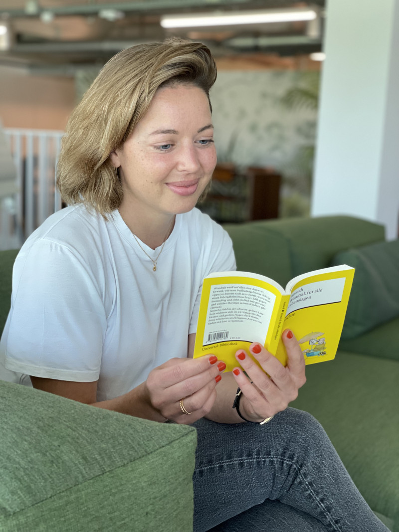 Frau liest Buch
