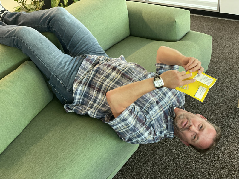 Mann liegt auf Sofa