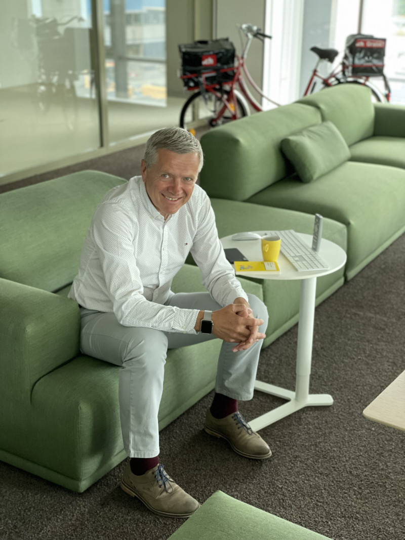 Mann auf Sofa