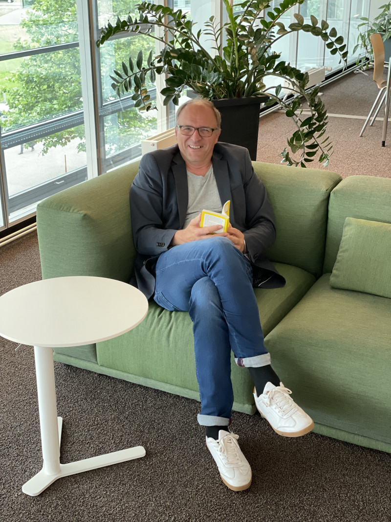 Mann auf Sofa