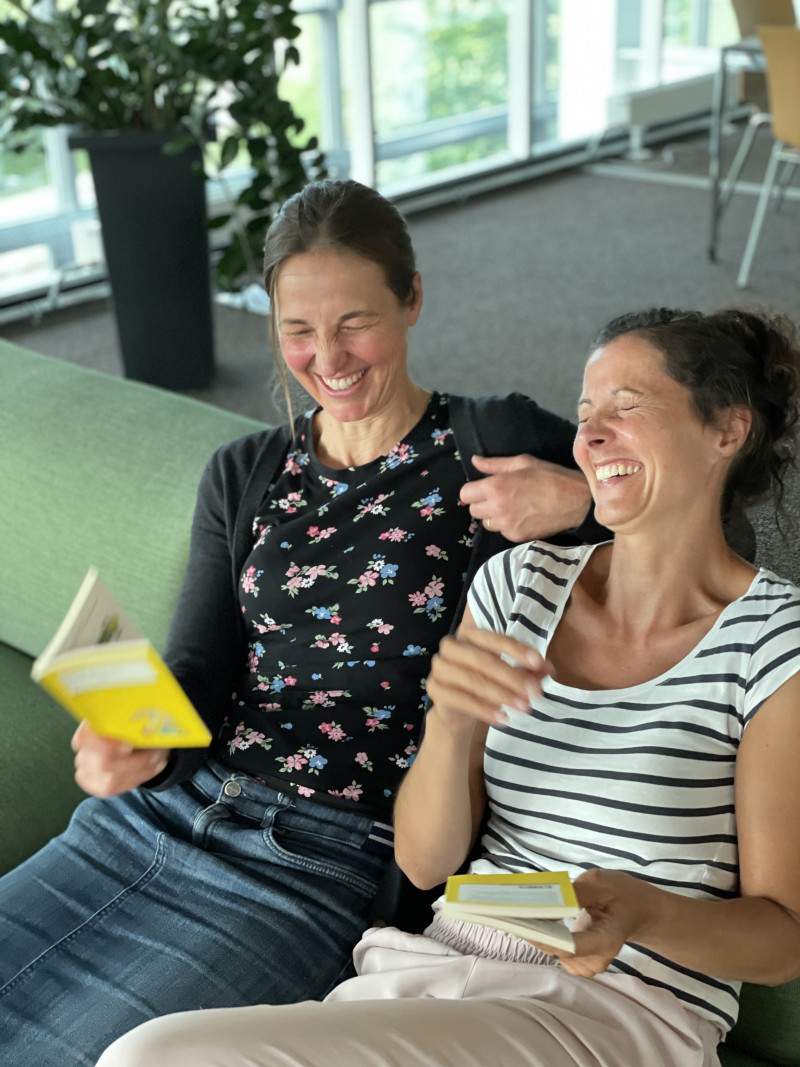 zwei Frauen auf Sofa