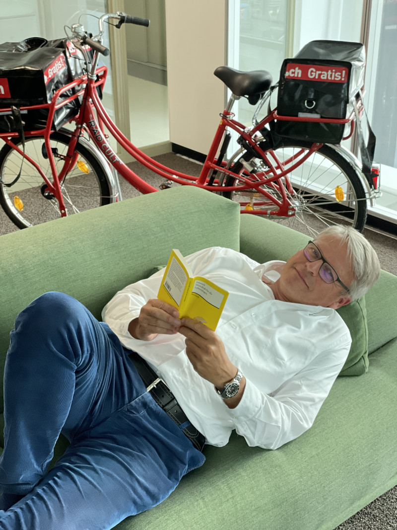 Mann liest Buch
