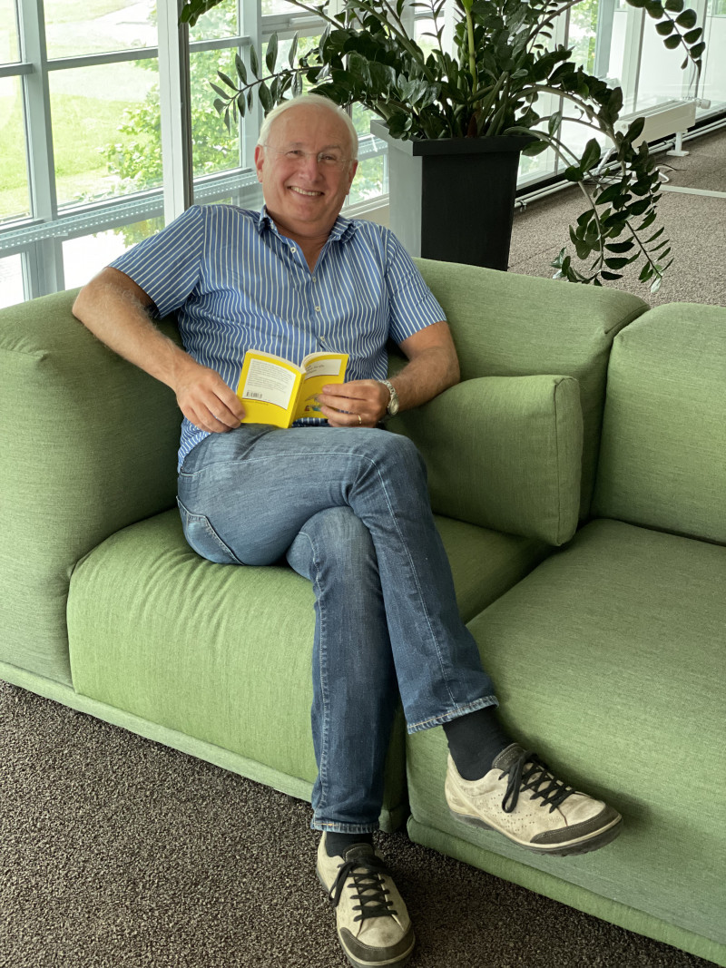 Mann auf Sofa