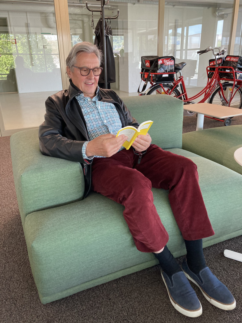 Mann auf Sofa