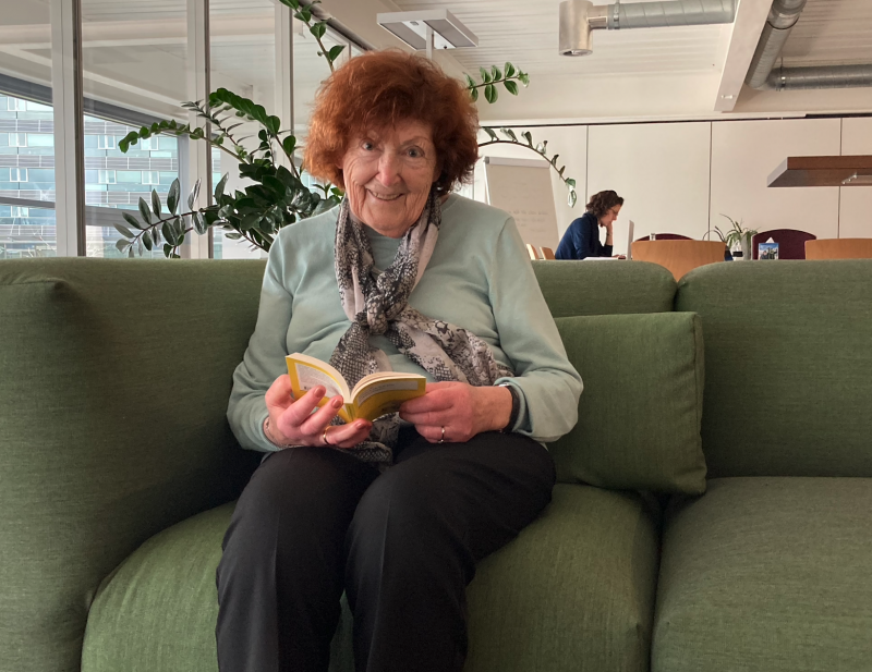Frau auf Sofa