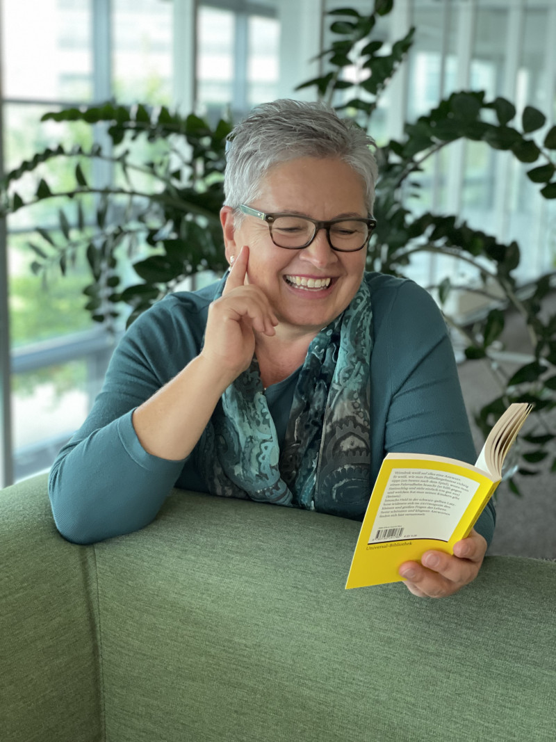 Frau liest Buch