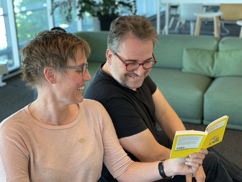 2 Leute lesen in 1 Buch