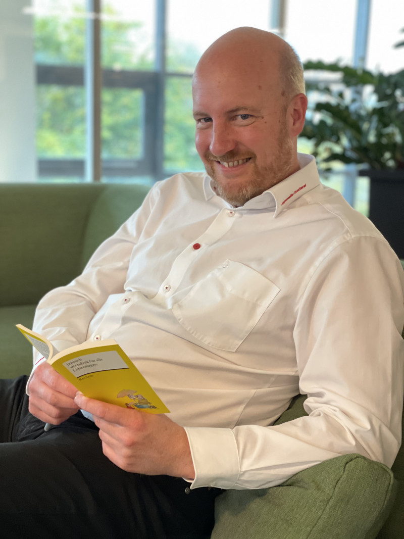 Mann liest Buch