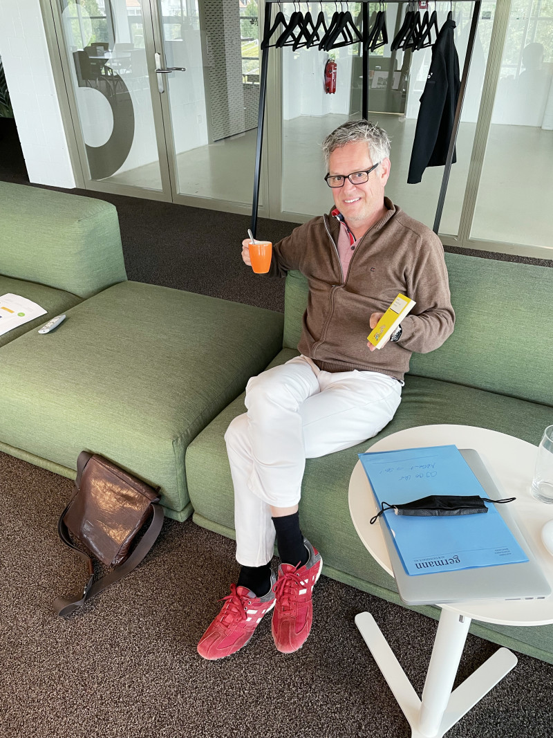 Mann mit Kaffee und Buch