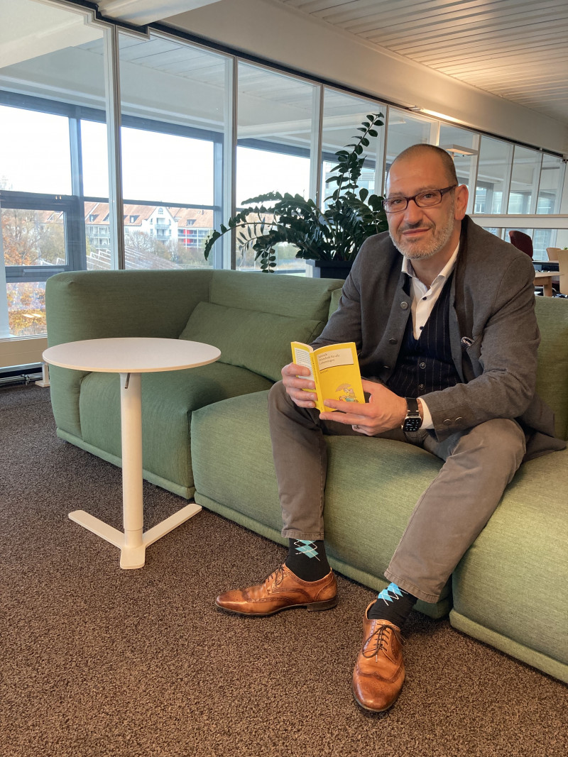Mann auf Sofa