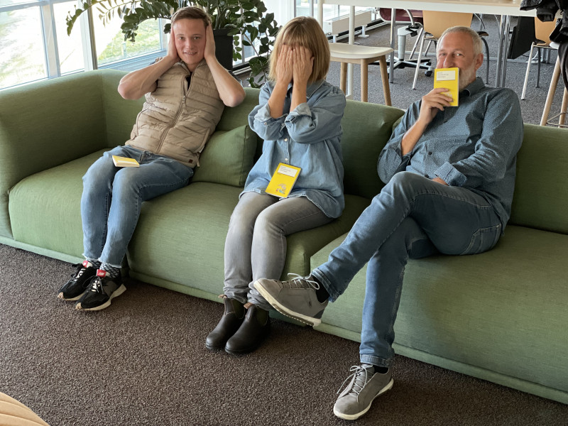 3 Personen auf Sofa