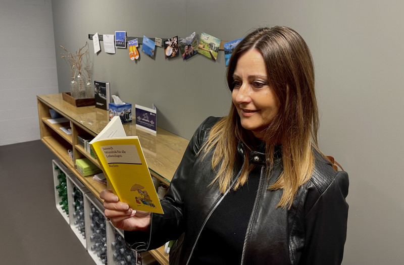 Frau liest Buch