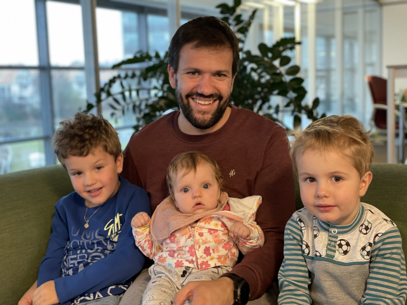 Mann mit Kindern auf Sofa