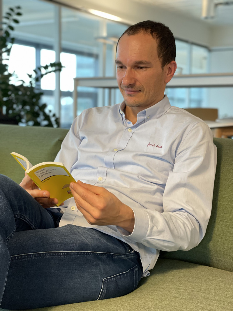 Mann liest Buch