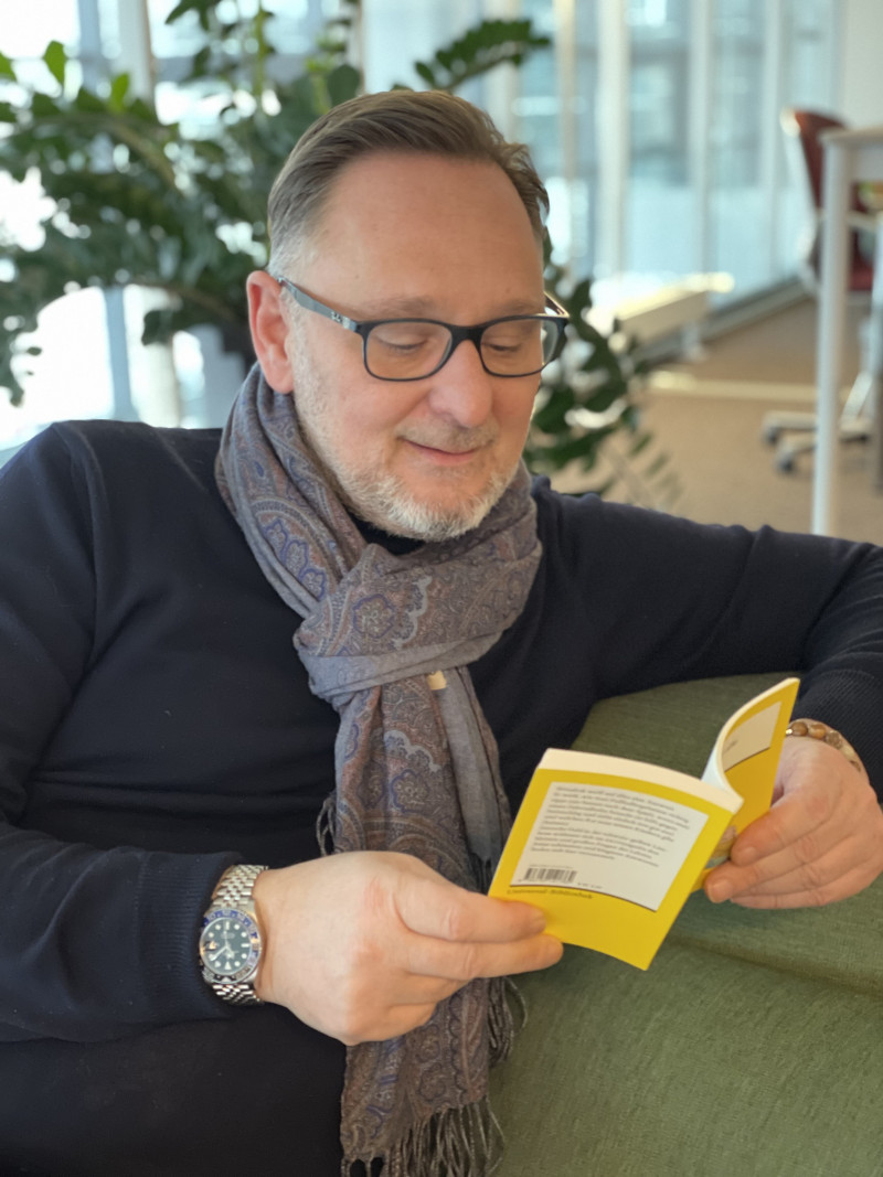 Mann liest Buch