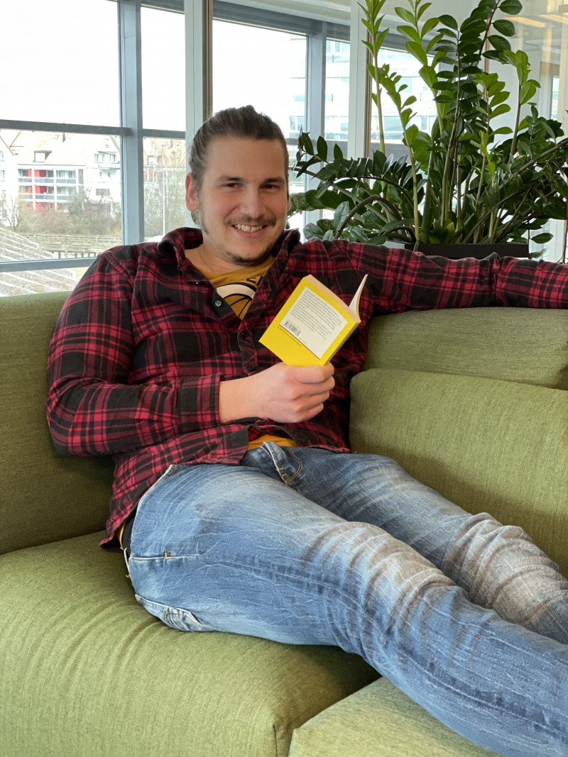 Mann liest Buch