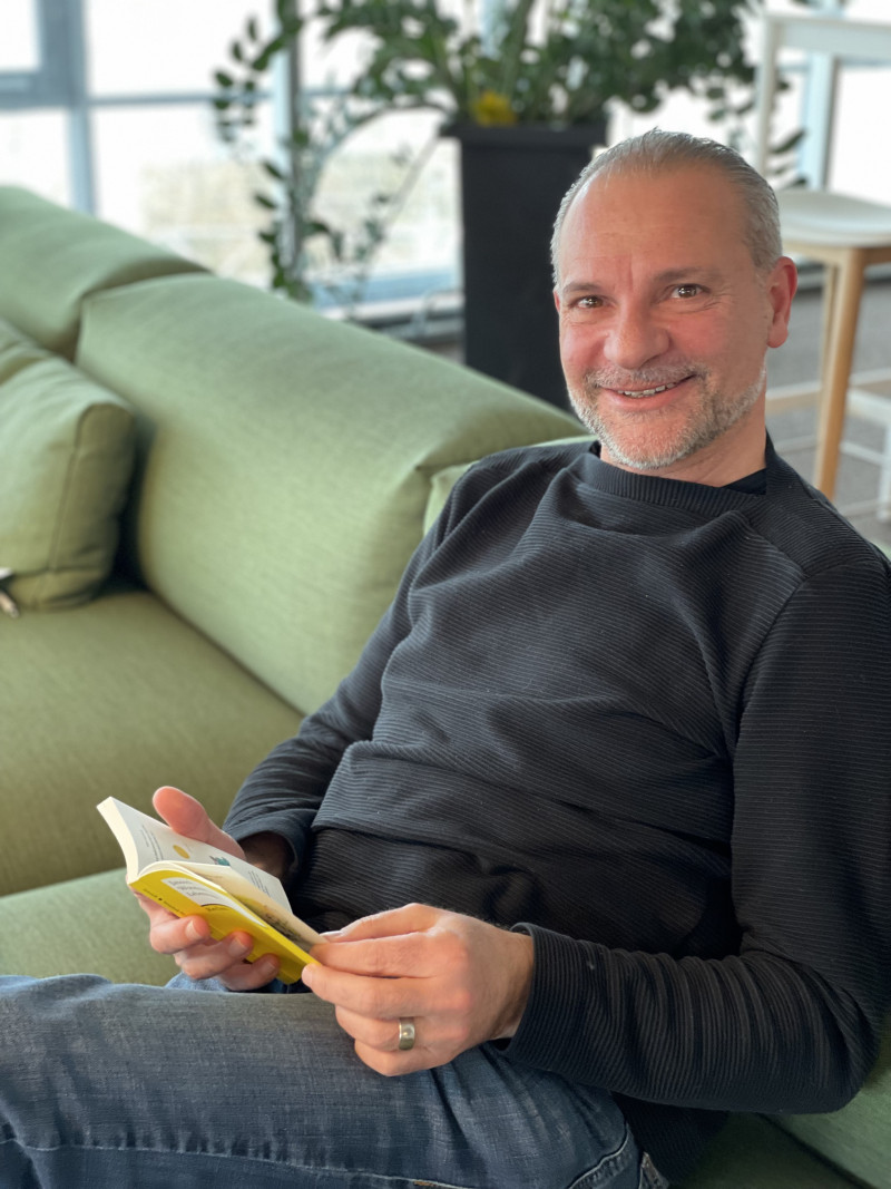 Mann liest Buch